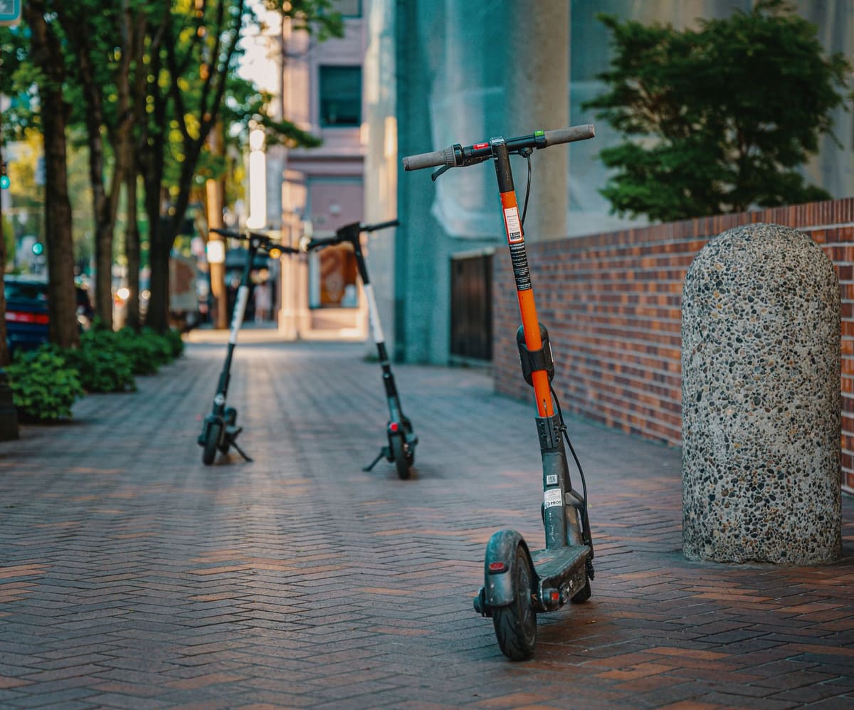 Patinete elétrico dobrável estacionado na calçada