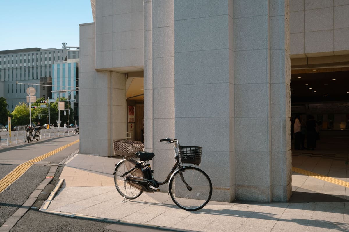 Bicicleta urbana com bagageiro em rua da cidade